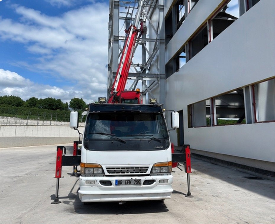 26 metre beyaz platformun önden görünümü