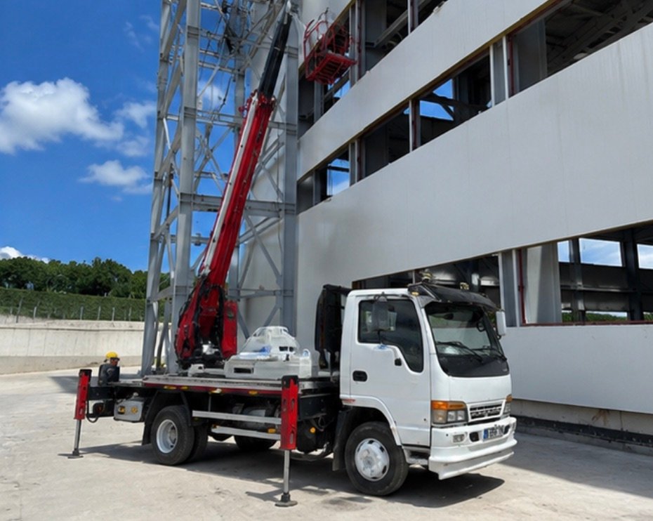 26 metre beyaz platformun yandan görünümü