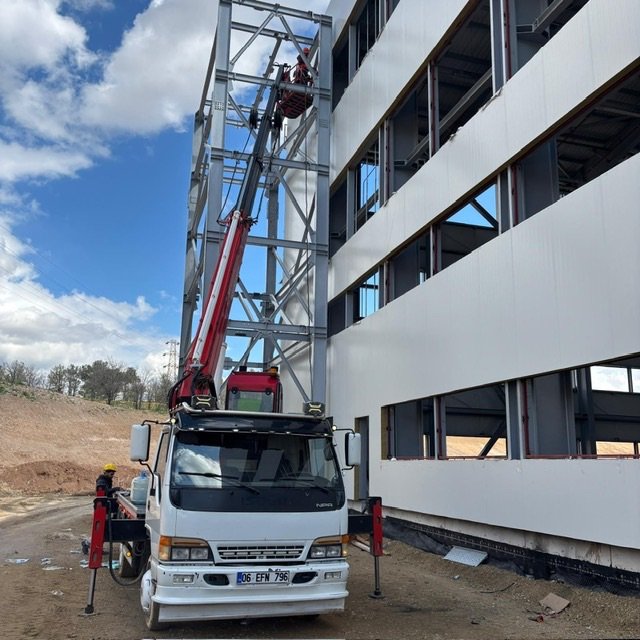 Ada Vinç Platform 26 metre sepetli platform şantiyede