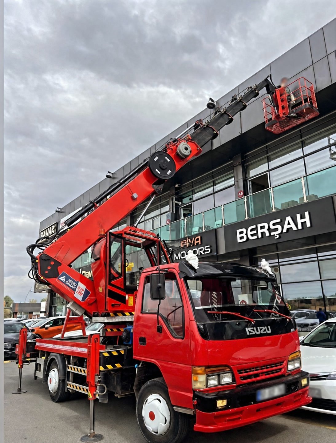 Ada Vinç Platform 27 metre kırmızı sepetli platform