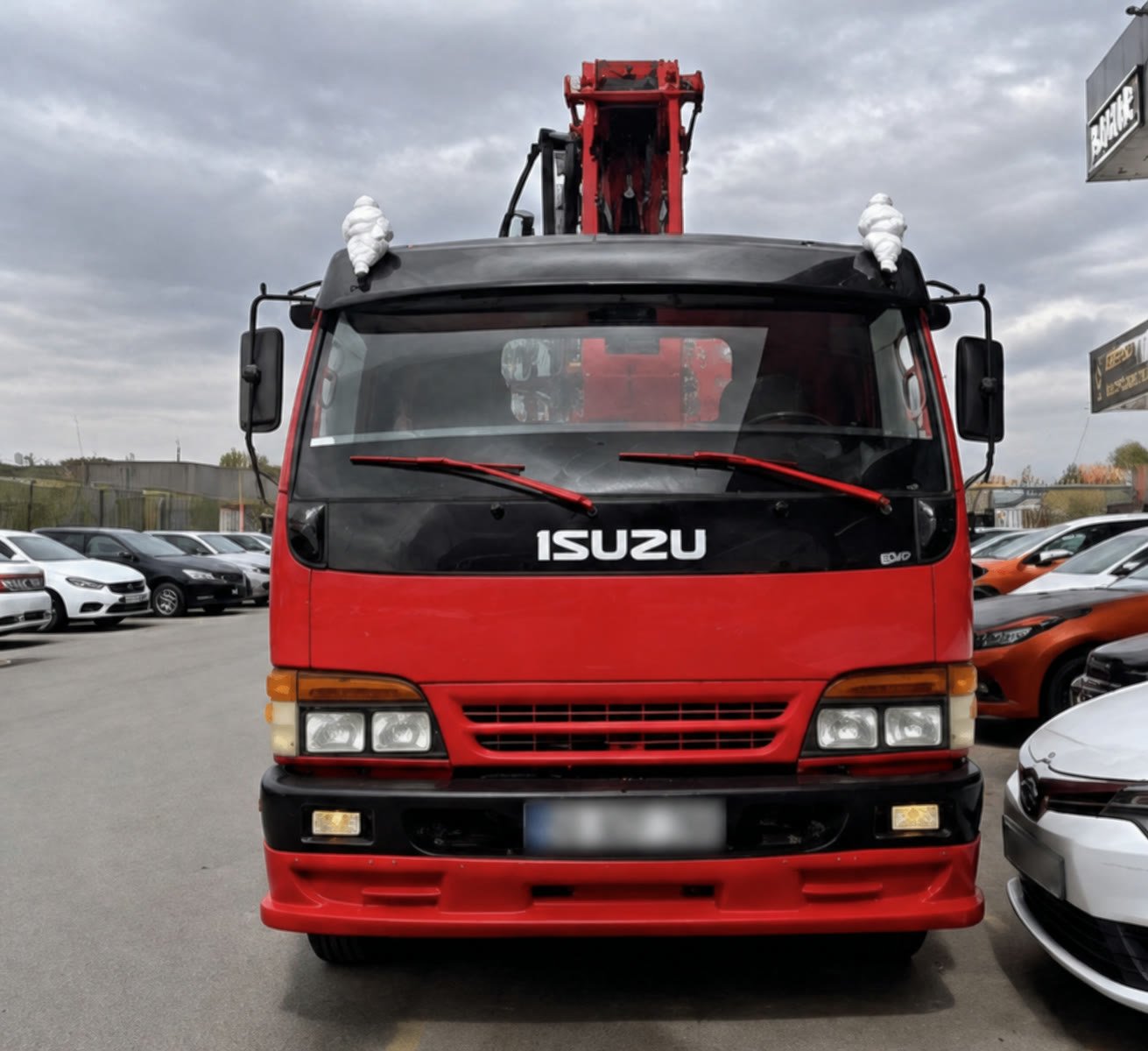 27 metre kırmızı platformun önden görünümü