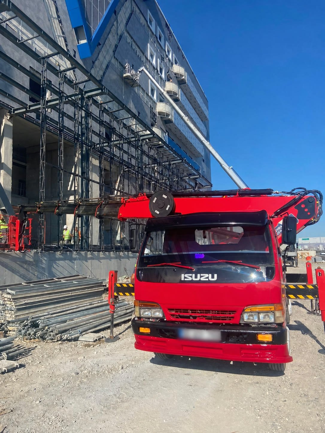 27 metre kırmızı sepetli platform cephe çalışmasında