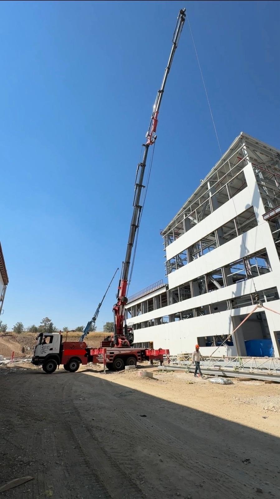 Ada Vinç Platform 80 tonluk vinci şantiyede